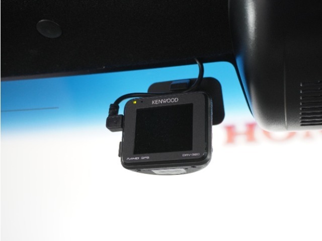 ◆ドライブレコーダー◆映像・音声などを記録する自動車用の装置です。　もしもの事故の際の記録はもちろん、旅行の際の思い出としてドライブの映像を楽しむことができます。