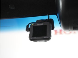 ◆ドライブレコーダー◆映像・音声などを記録する自動車用の装置です。　もしもの事故の際の記録はもちろん、旅行の際の思い出としてドライブの映像を楽しむことができます。