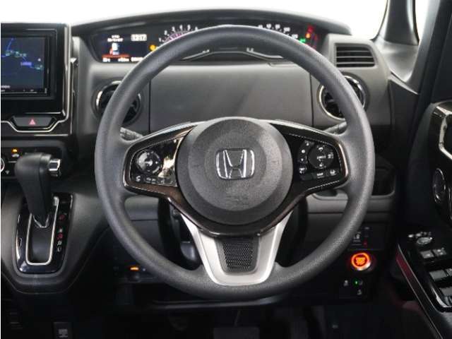 【Honda SENSING】 カメラ等装置で精度の高い検知能力を発揮、安全運転を支援します。ステアリング上のコントローラーに注目！