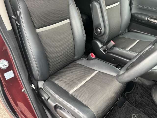 シートはEXグレードですのでハーフレザーシートを装備！質感の高い座席に仕上がっております