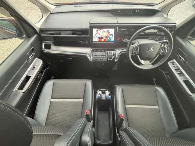 車内は黒を基調としたシンプルな内装です