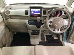 車内は光触媒抗菌消臭施工済です。インパネ周りはスタイリッシュなデザインで機能や装備も充実しています。グローブボックスやカップホルダーのほかにトレーなどたくさんの収納スペースが付いています。