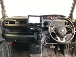車内は光触媒抗菌消臭施工済です。インパネ周りはスタイリッシュなデザインで機能や装備も充実しています。グローブボックスやカップホルダーのほかにトレーなどたくさんの収納スペースが付いています。