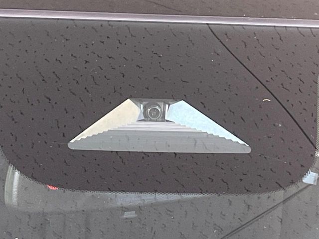 【ホンダセンシング】走行中に前方の車両等を認識し、衝突しそうな時は警報とブレーキで衝突回避と被害軽減をアシスト。より安全にドライブをお楽しみいただけます。