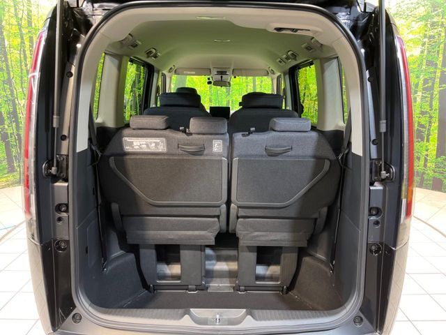 普段のお買い物や通勤、送迎等に十分な荷室スペースを確保しております。セカンドシートを倒すと、大きな荷物の積載も可能です♪