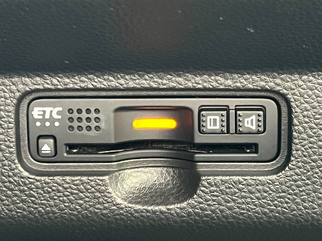 パーキングセンサーもついておりますので駐車などが苦手な方も安心して運転が可能です。