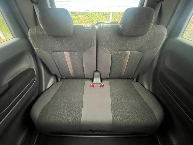 当社の中古車は、フロアマット付きで販売しておりません。中古車という特性上匂いや見栄えなどの状態が左右される為です。純正、社外の新品マットをご検討いただけます。予め得ご了承下さい。