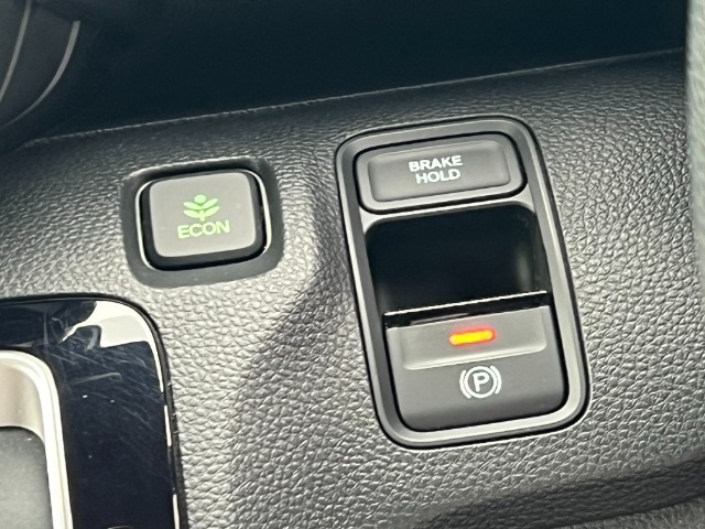 有料道路をキャッシュレスで通行できるETC車載器付きです。運転席足元に設置されています。ETCセットアップ費用は含まれておりません。別途必要となります。
