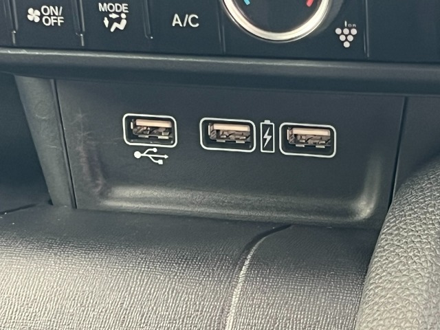電子パーキングブレーキが標準装備です。ワンプッシュなので楽々です。