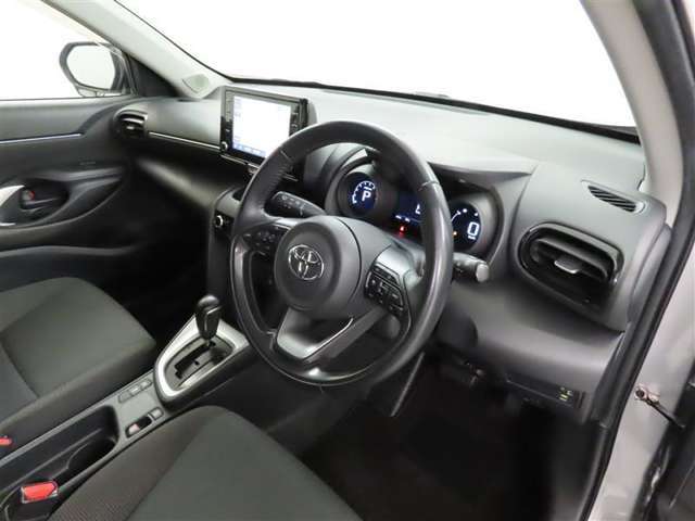 シンプルで使いやすいデザインの運転席です。
