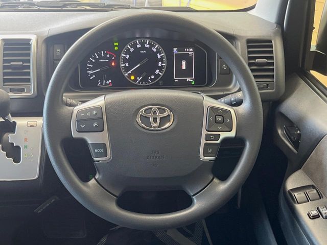 インテリアに合わせたデザインのステアリングは、運転される方のことも考え、運転しやすい形状、大きさです。是非一度、実際に触ってお確かめください。
