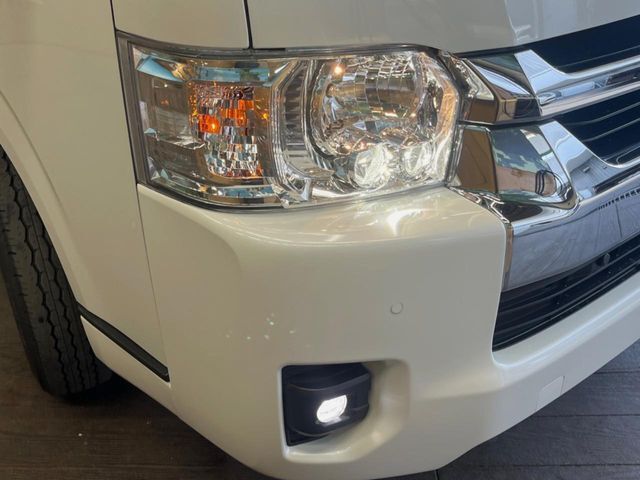 【LEDヘッドライト】悪天候や夜間走行時も良好な視界を確保し安心して運転できる高輝度LEDヘッドライトを装備！点灯速度が早く、消費電力も抑えられています。