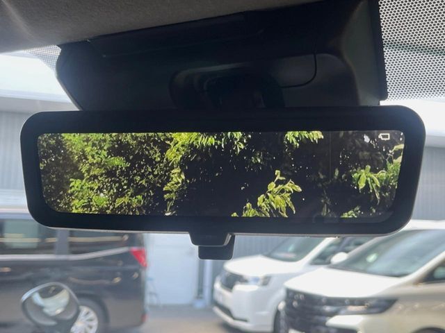 【デジタルインナーミラー】後席の大きな荷物や同乗者で後方が確認しづらい時でも安心！カメラが撮影した車両後方の映像をルームミラー内に表示。クリアな視界で状況の確認が可能です！