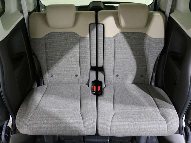 後部座席もゆったり座れます。