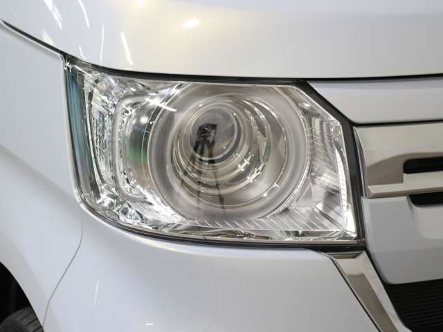 LEDヘッドライトで夜間や雨天時でも明るく照らします。