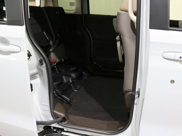 後席を跳ね上げれば高さのある物も積めます。