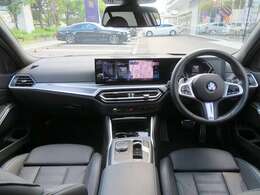 ◆インスツルメントパネルやインテリアトリムなどは、調和しなが洗練された室内を作り上げ、スイッチ類によって、優れた操作性をも実現。ドライバーの視線や動線を考え、人間工学に基づきデザインされています◆