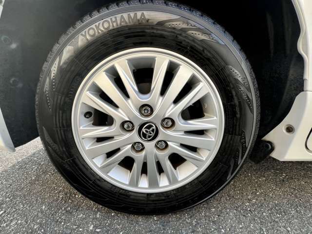 純正アルミホイール付きで足元もおしゃれです♪