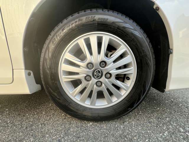 純正アルミホイール付きで足元もおしゃれです♪
