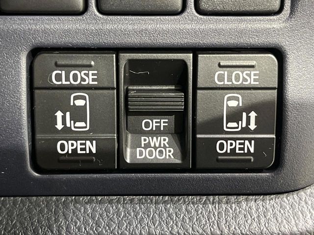 【両側パワースライドドア】スマートキーや運転席のスイッチで後席両側スライドドアの開閉が可能♪電動だから力を入れてドアを開ける必要が無く、小さなお子様でも簡単に開け閉めでき快適です♪