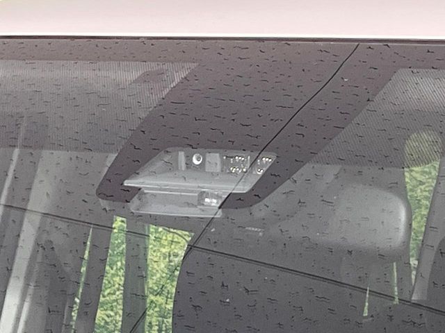 【トヨタセーフティセンス】走行中に前方の車両等を認識し、衝突しそうな時は警報とブレーキで衝突回避と被害軽減をアシスト。より安全にドライブをお楽しみいただけます。