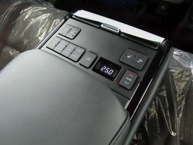 後席リアサポートパッケージ装備車専用（MOP価格279,400円）・大型アームレストコントロール操作スイッチユニット