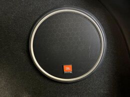 【サウンドシステム】メーカーオプションの高品位サウンドシステムを搭載。専用のチューニングが施された大小様々なスピーカーから良質なサウンドが奏でられ、臨場感あふれる音響空間を演出します。