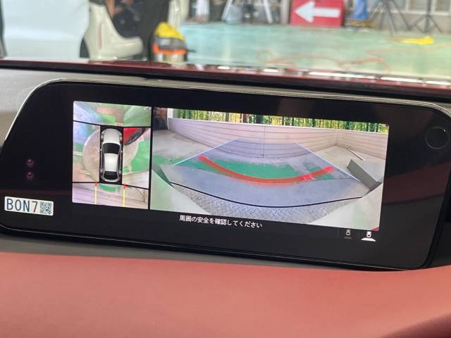 【360°モニター】前後左右のカメラの映像をモニターに表示。真上から見ているような視点で周囲を確認できます。