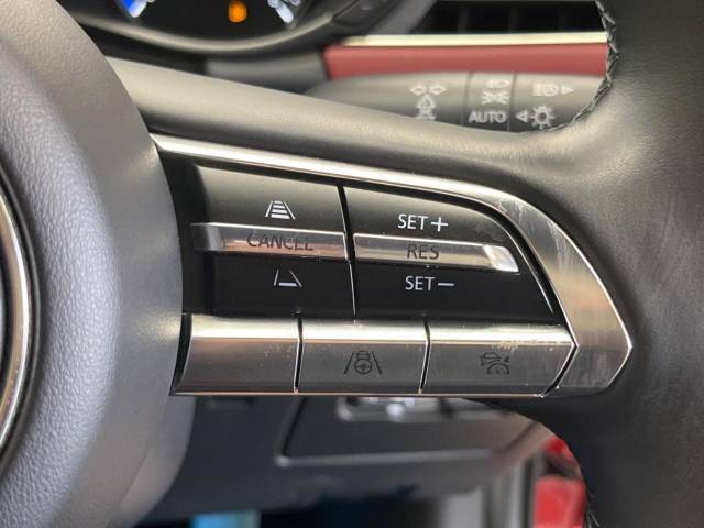 【全車速追従レーダークルーズコントロール】自動で前の車との車間距離を一定に保ちながら走行。さらにカーブを認識しステアリング操作もアシスト！渋滞時は適切に加減速しながら走行・停止も行います！