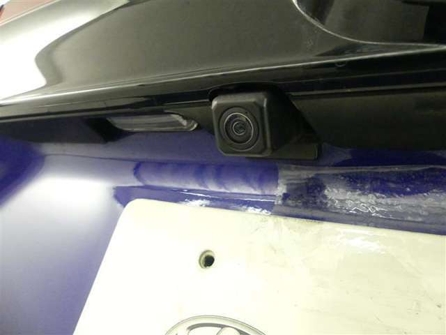 バックカメラが付いているので後方確認が非常にしやすいです。今や運転初心者も熟練者も必須装備！ついていて損はないですね♪