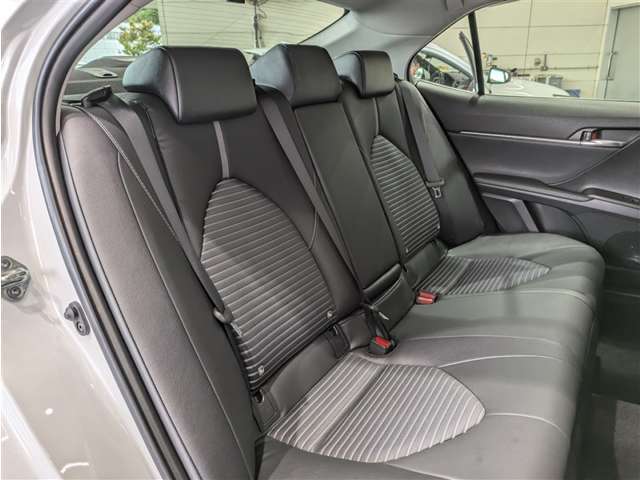 足元広々の座り心地良好、後席ですよ。　ドライビング中、長い間同じ体勢で居るのって大変ですよね。　長く座っているものだから、リラックスできるシートがいいですよね。