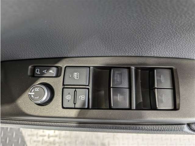 運転席からも操作可能な全席パワーウィンドウが装備されています。