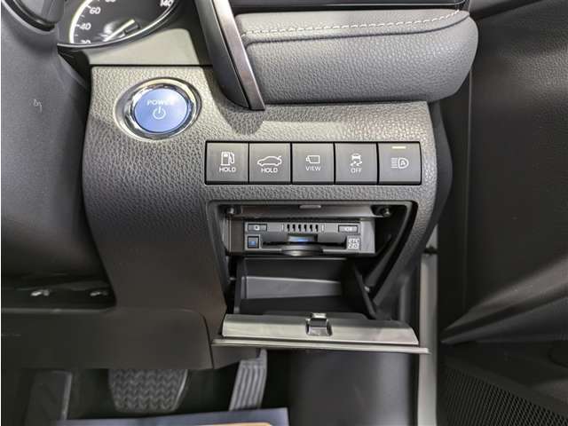 スマートキーを携帯していればキーを取り出さずにドアを施錠＆解錠。クルマの始動も可能です。