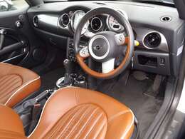 キャメルカラー本革シート