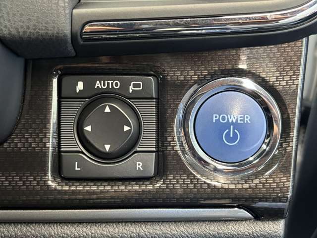 【スマートキー＆プッシュスタート】ドアハンドルを軽く握る、またはドアハンドルのスイッチを押すだけで施錠施錠ができます♪またブレーキを踏みながらスタートボタンを押すだけで、エンジンが始動します♪