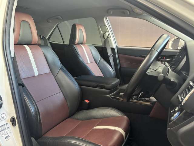 運転席も広々としており運転しやすい環境を実現しています☆室内クリーニングも実施済みです。