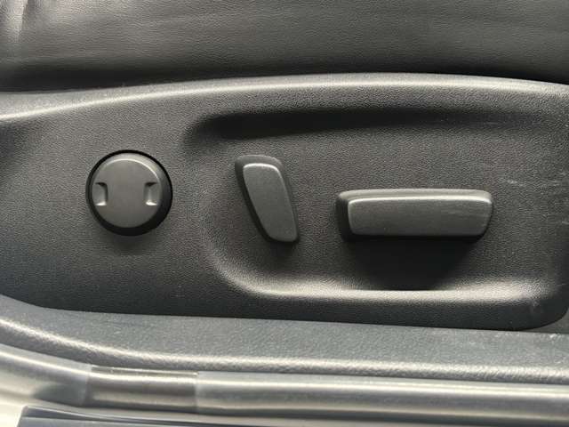 【パワーシート】電動でシートポジションの変更が可能です。手動式より細かくシート設定が可能ですのでより快適な姿勢でドライブを楽しんで頂けるでしょう。