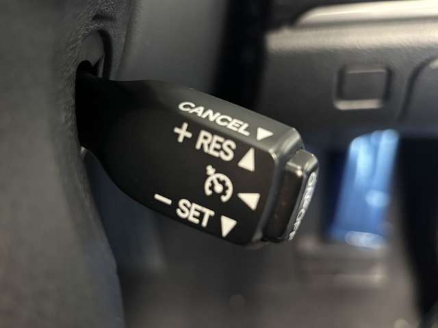 高速道路で便利な【クルーズコントロール】も装着済み。アクセルを離しても一定速度で走行ができる装備です。加速減速もスイッチ操作でOKです。