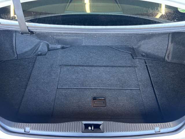 トランクスペースも充分な広さがございます。ゴルフバッグも収納可能です。
