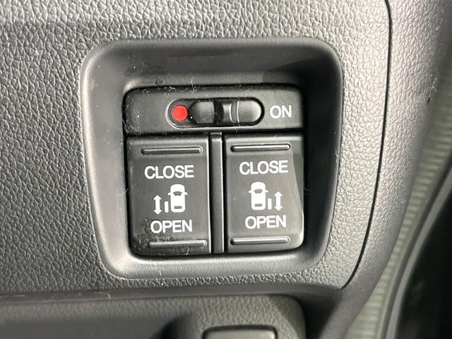 【両側パワースライドドア】スマートキーや運転席のスイッチで後席両側スライドドアの開閉が可能♪電動だから力を入れてドアを開ける必要が無く、小さなお子様でも簡単に開け閉めでき快適です♪