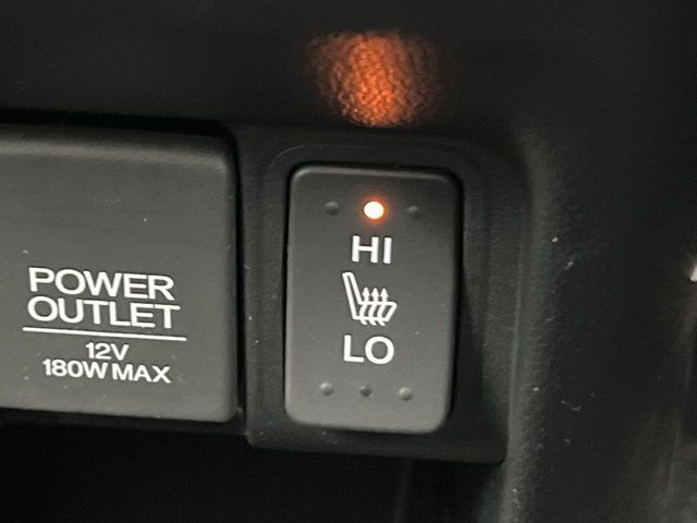【シートヒーター】寒い日に重宝するシートヒーター！エアコンより早く温まってくれるので寒がりの人も安心ですね♪エアコンの温風は乾燥するから苦手、という方にもをおすすめです。