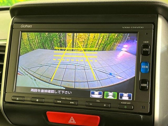 【バックカメラ】駐車時に後方がリアルタイム映像で確認できます。大型商業施設や立体駐車場での駐車時や、夜間のバック時に大活躍！運転スキルに関わらず、今や必須となった装備のひとつです！