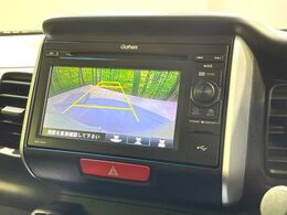 【バックカメラ】駐車時に後方がリアルタイム映像で確認できます。大型商業施設や立体駐車場での駐車時や、夜間のバック時に大活躍！運転スキルに関わらず、今や必須となった装備のひとつです！