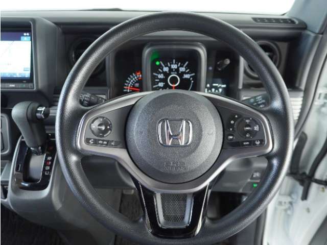 【Honda SENSING】 カメラ等装置で精度の高い検知能力を発揮、安全運転を支援します。ステアリング上のコントローラーに注目！