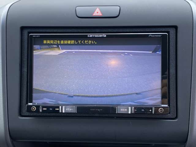 安心して車庫入れができる、リバース連動リアカメラが装着されております。狭い駐車場はもちろん、雨の日や夜間でもストレスなく運転して頂けます。