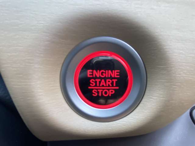 エンジンスタートは、ブレーキを踏みながら赤いスタートスイッチを押して行います。レーシングカーみたいでかっこいいでしょ？ICチップ内蔵キーなので万が一電池切れでキーが使えなくなっても作動でき安心です。