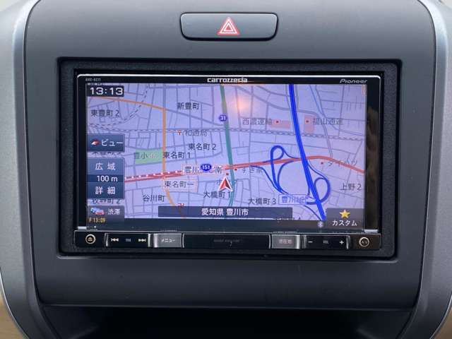 社外SDナビを装着しています。フルセグTVが楽しめ、USB・Bluetoothにも対応しています。もちろんリアカメラも使えます。