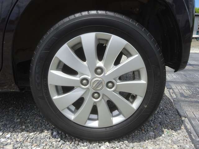 純正アルミホイールです。タイヤは新品タイヤに交換して納車します。