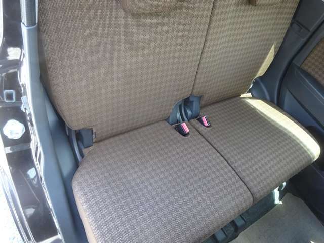 後列シートです。分割可倒式です。