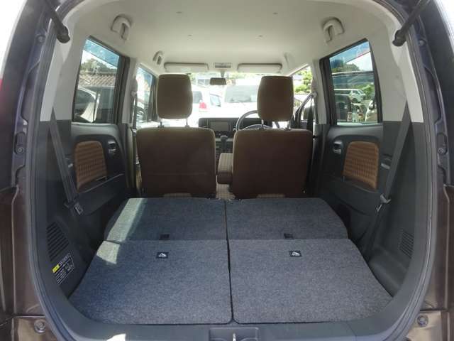 後席を倒すと広いトランクになります。